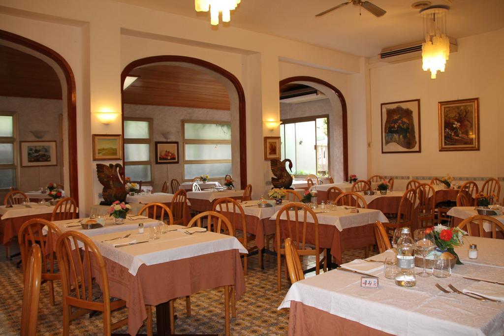 Hotel Paco Пьетра-Лигуре Экстерьер фото