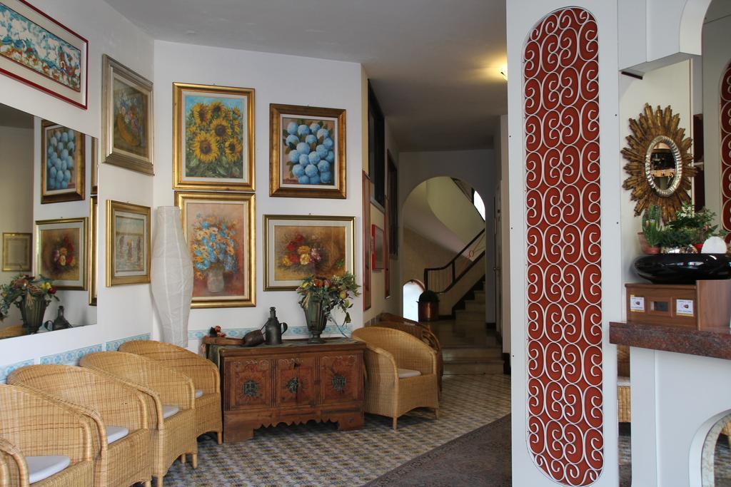Hotel Paco Пьетра-Лигуре Экстерьер фото
