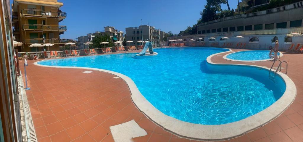 Hotel Paco Пьетра-Лигуре Экстерьер фото