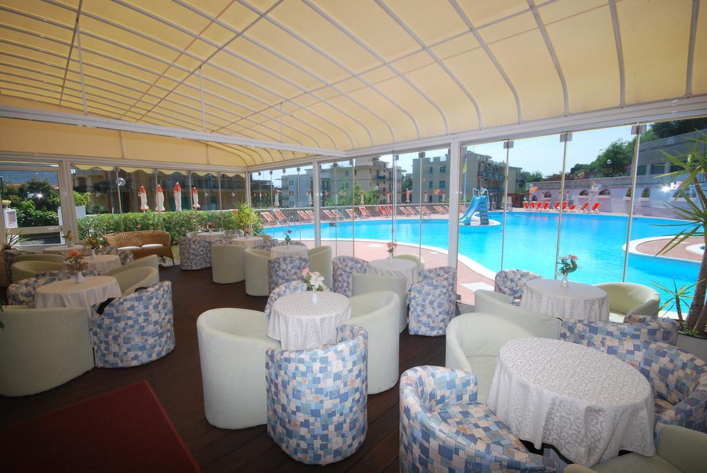 Hotel Paco Пьетра-Лигуре Экстерьер фото