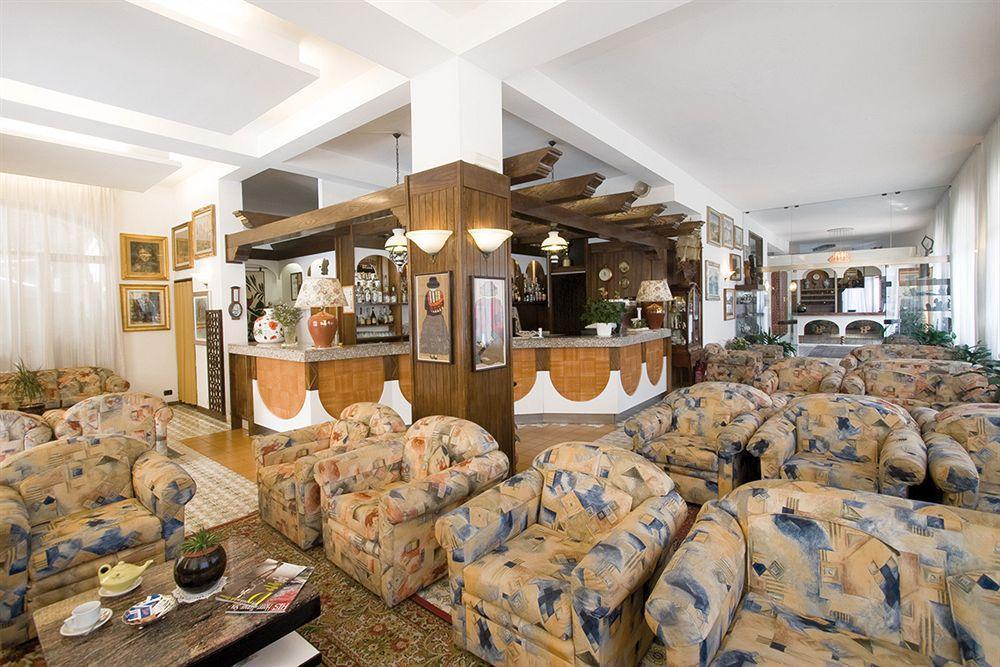 Hotel Paco Пьетра-Лигуре Экстерьер фото