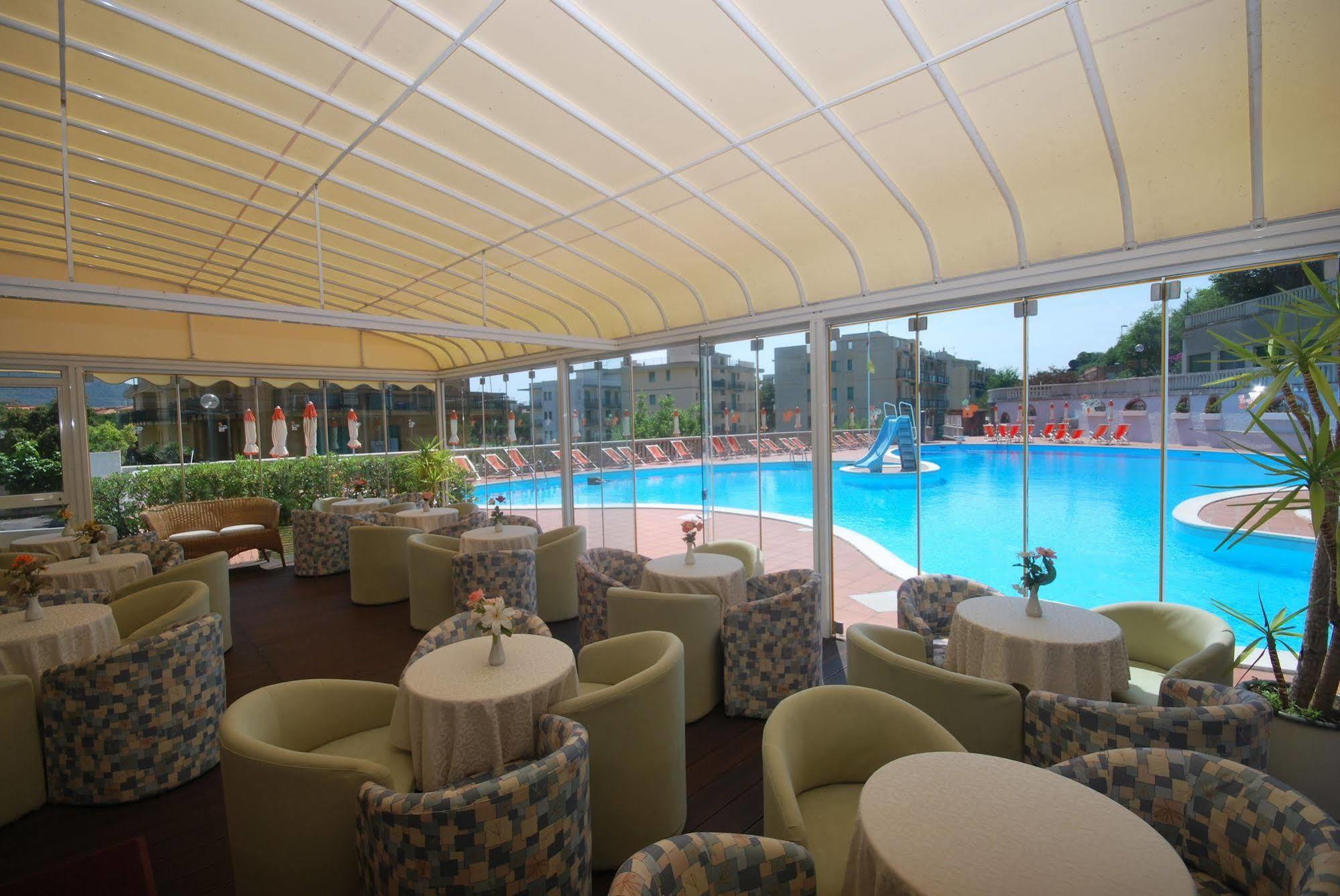 Hotel Paco Пьетра-Лигуре Экстерьер фото